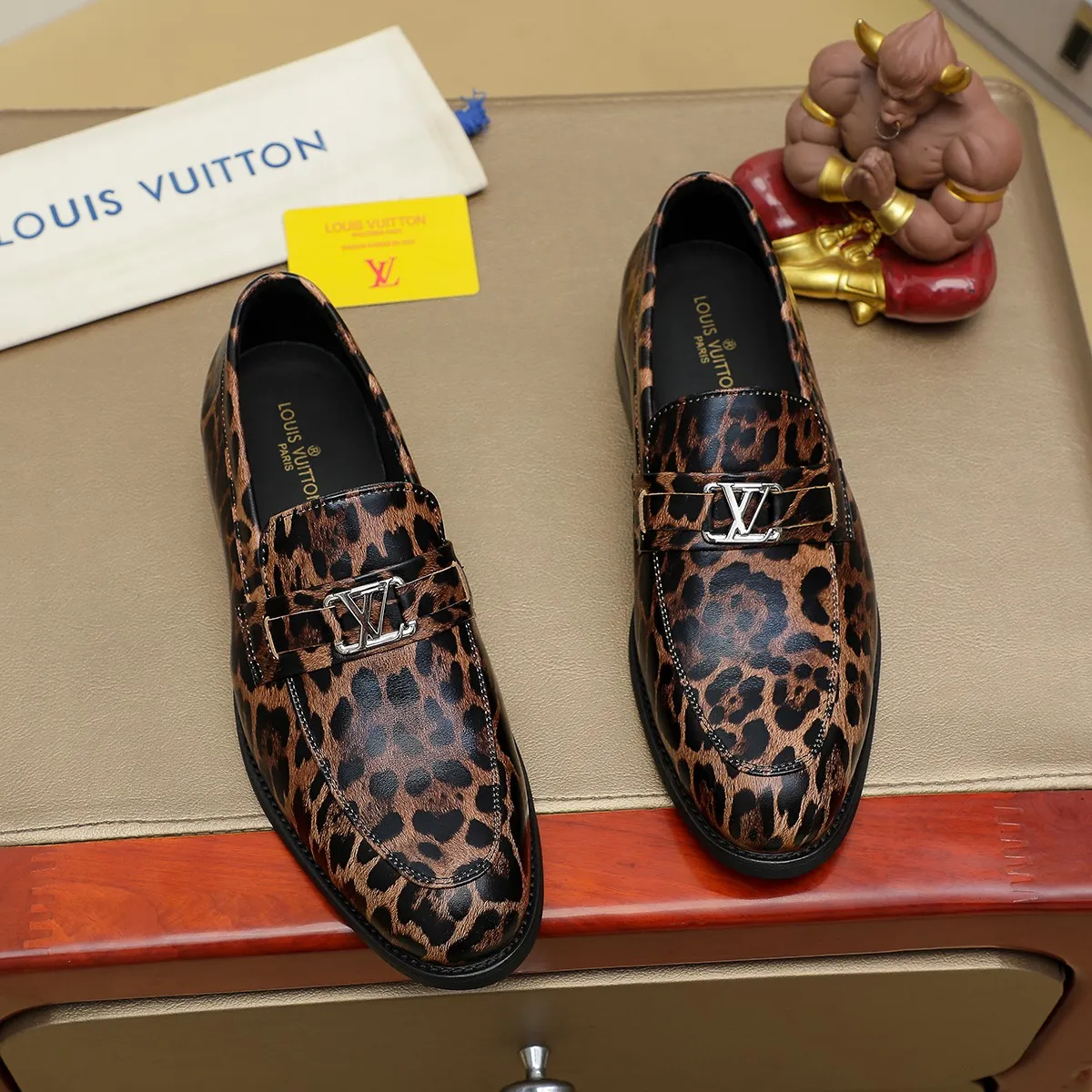 Men's shoes 💰 460 💰 Louis Vuitton LV ® 🆕 model 🔛Full shoe counter, first layer cowhide, 🐂leather lined casual shoes for men, super soft outsole, essential for driving. Counter synchronization, original first layer cowhide, completely 1:1 mold customization🌹top version, color optional! Number: 39-44 (customized at 38.45)